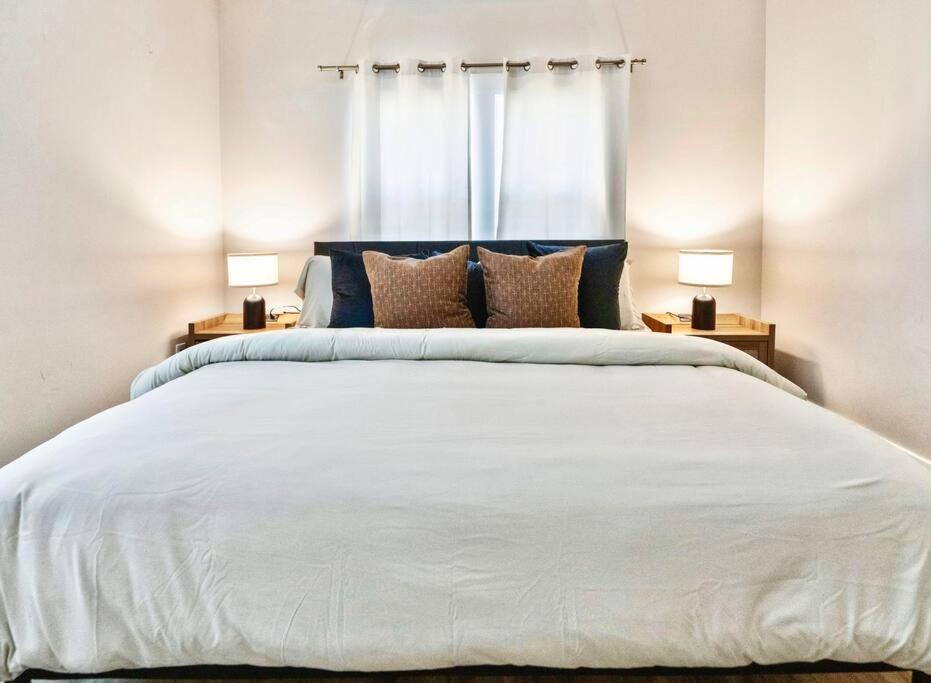 Brand New Cozy Modern Bungalow W/Hot Tub+Movieroom 7 Min From Uptown Charlotte Eksteriør bilde