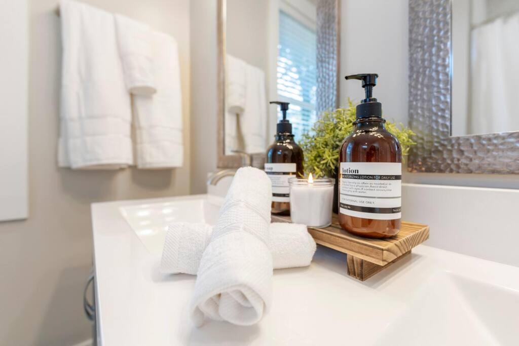 Brand New Cozy Modern Bungalow W/Hot Tub+Movieroom 7 Min From Uptown Charlotte Eksteriør bilde