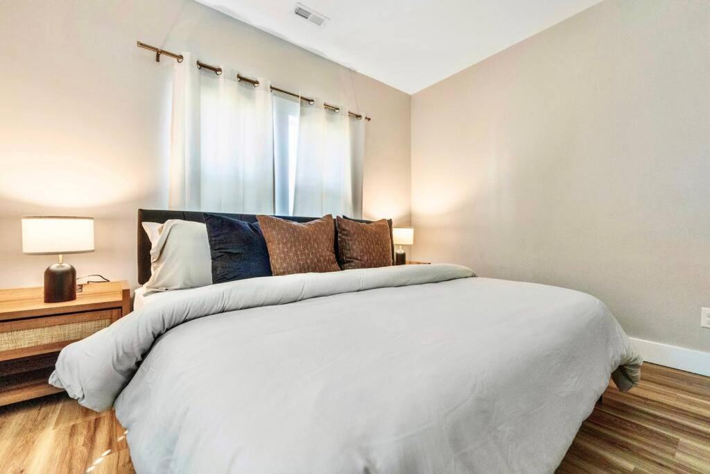 Brand New Cozy Modern Bungalow W/Hot Tub+Movieroom 7 Min From Uptown Charlotte Eksteriør bilde