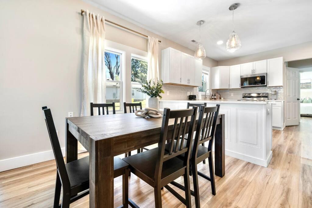Brand New Cozy Modern Bungalow W/Hot Tub+Movieroom 7 Min From Uptown Charlotte Eksteriør bilde